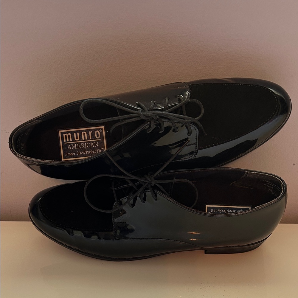 Munro Black Patent Leather Oxfords Size 6.5 Patent and Suede.
